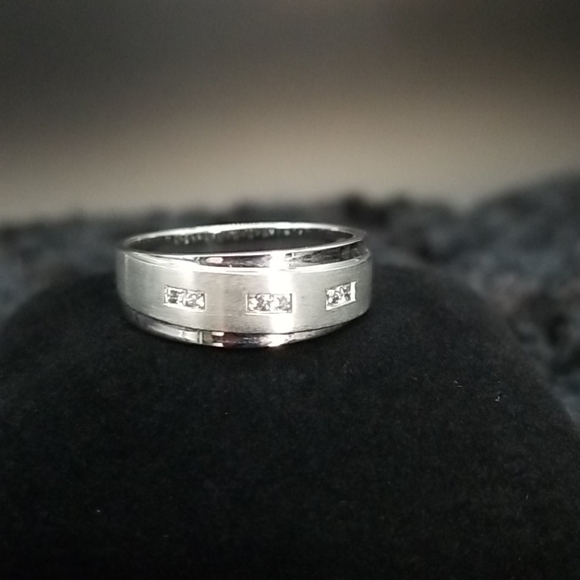 Men's Diamond Wedding Band - Picture 4 of 9